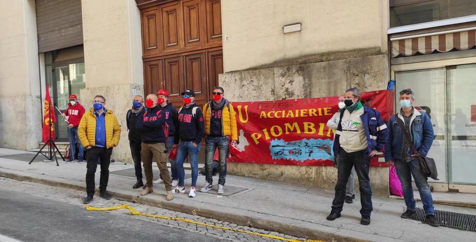 Una parte della delegazione dei metalmeccanici piombinesi