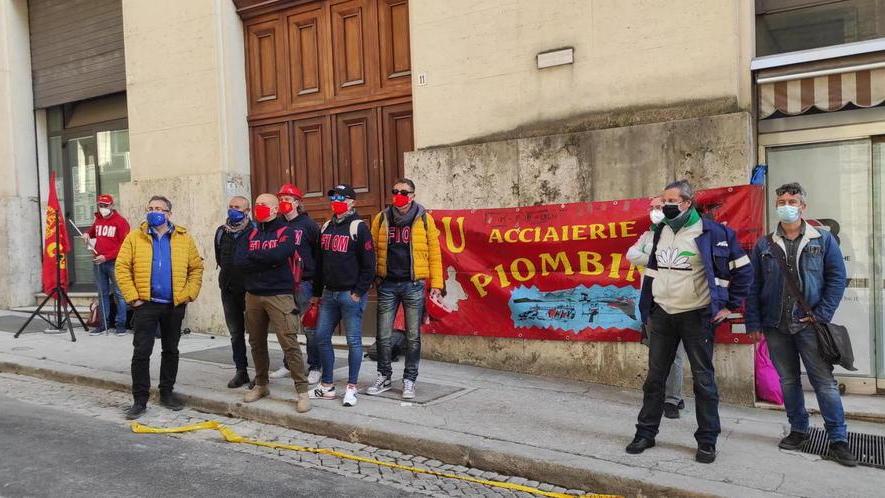 Una parte della delegazione dei metalmeccanici piombinesi