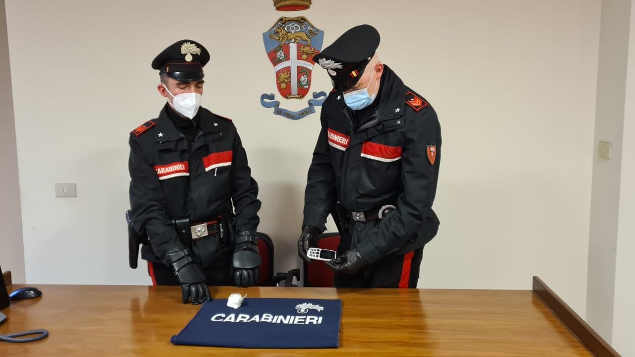 Forza un posto di blocco e si libera della droga: arrestato dopo l'inseguimento per le strade di Reggio Emilia