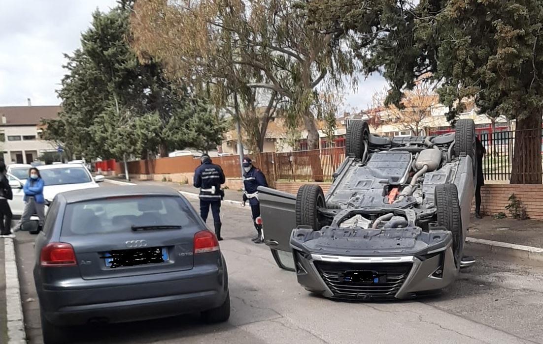 Auto si ribalta in città