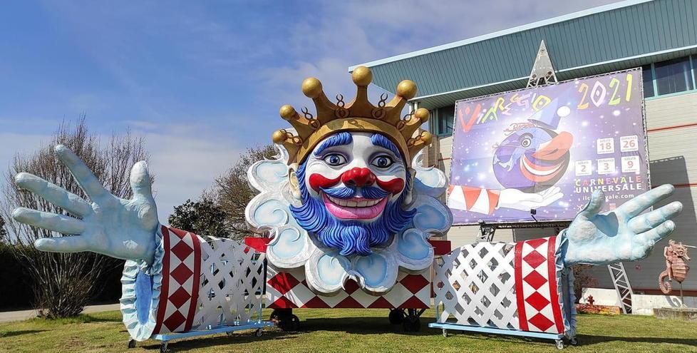Il Re Carnevale di Fabrizio Galli attualmente sistemato all’ingresso della Cittadella