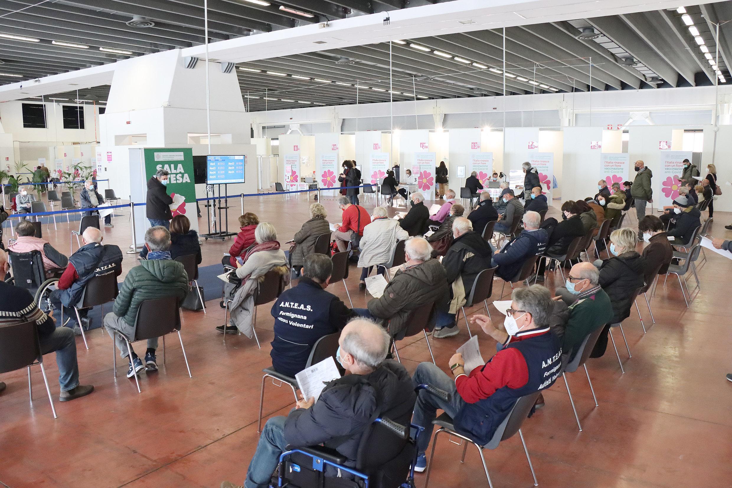Anziano solo a Ferrara Fiere per vaccinarsi a piedi con il deambulatore: soccorso dalla polizia