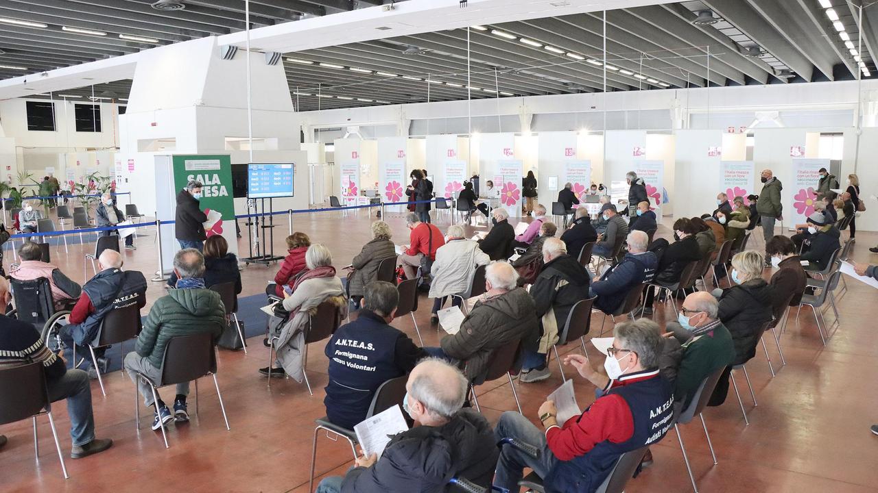 Anziano solo a Ferrara Fiere per vaccinarsi a piedi con il deambulatore: soccorso dalla polizia
