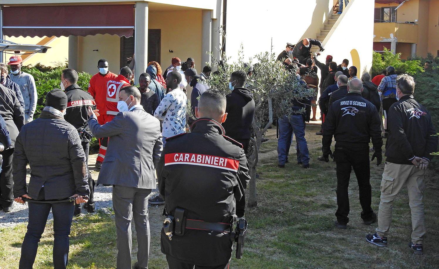 Carabinieri e polizia all’interno della Caravella tentano di rasserenare gli animi mentre sta per essere portata via la salma del giovane nigeriano trovato morto (fotoservizio Paolo Barlettani)