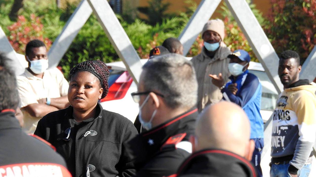 Migranti e forze dell’ordine durante la protesta (foto Pabar)