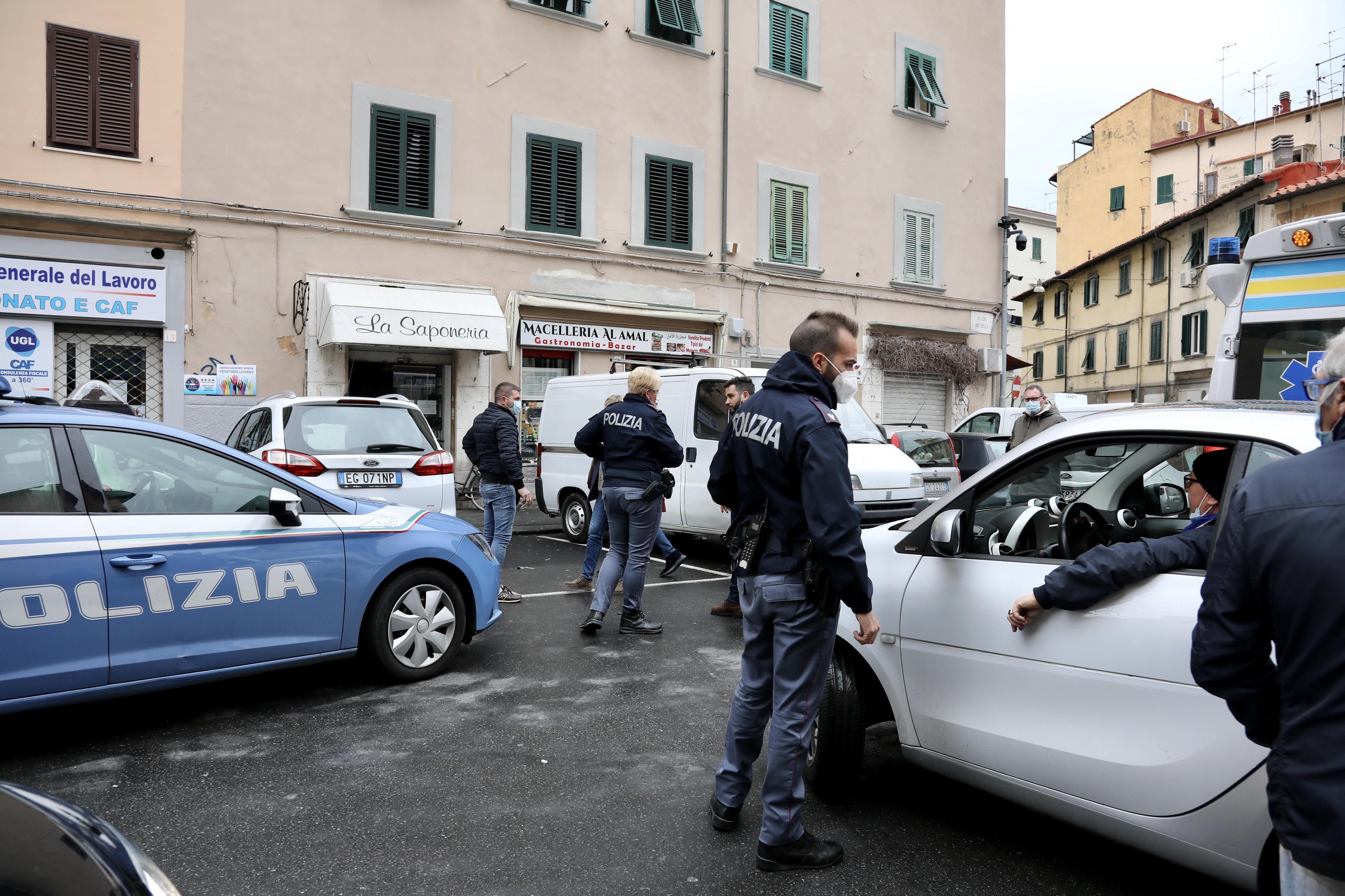 Si accoltellano in centro a Livorno: testimoni, telecamere e movente. Ecco dubbi e certezze dell'aggressione