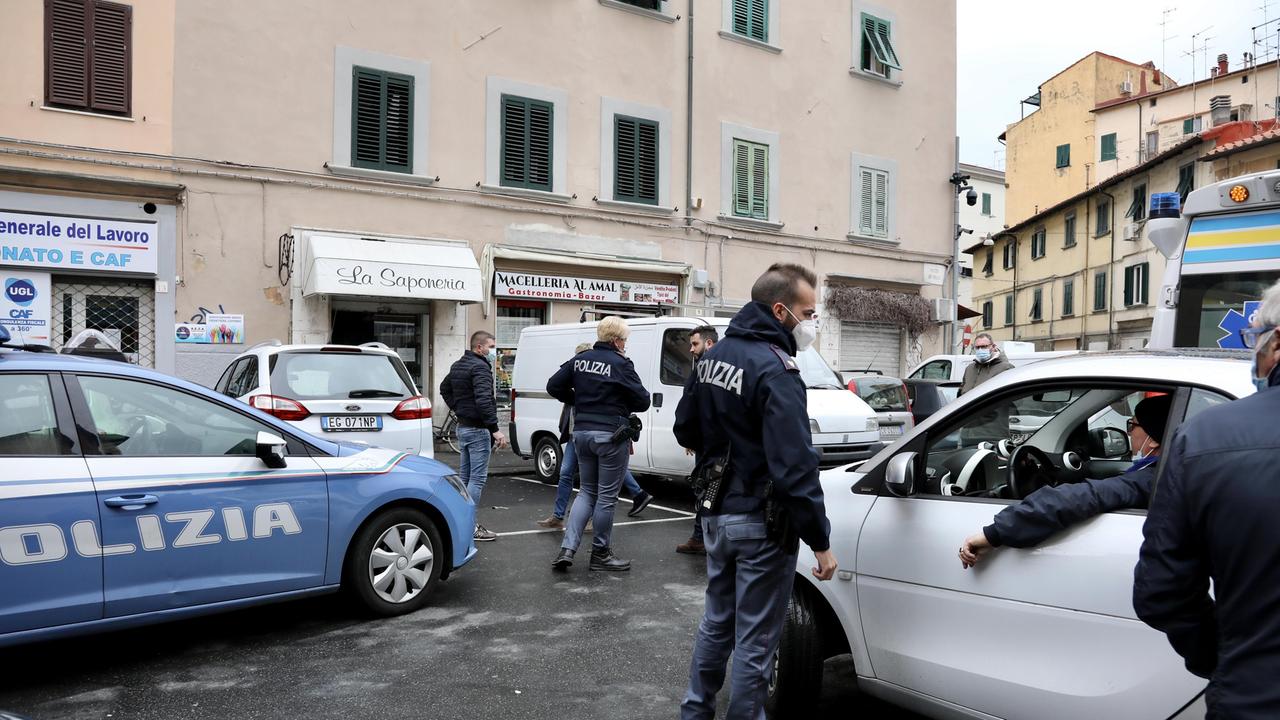 Si accoltellano in centro a Livorno: testimoni, telecamere e movente. Ecco dubbi e certezze dell'aggressione