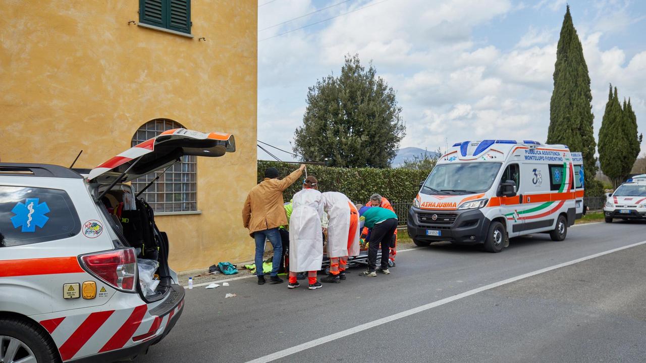 I soccorsi in via Maremmana a Monteluipo Fiorentino dove è stato investito il ciclista (foto Carlo Sestini)