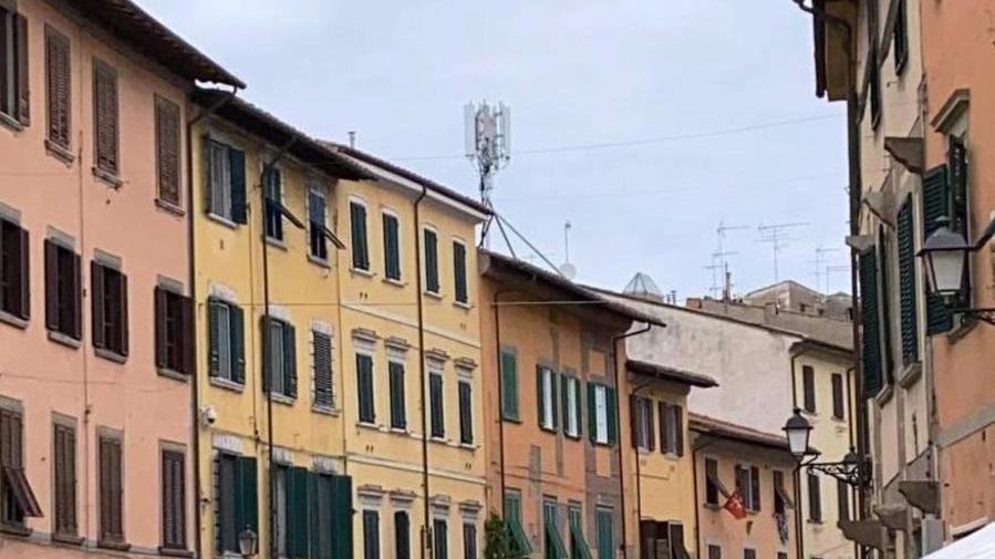 Una delle antenne installate a ridosso di via Santa Maria