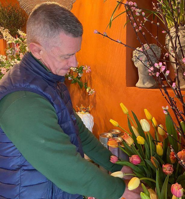 Simone Sardelli davanti ai fiori nel nuovo negozio di Lajatico
