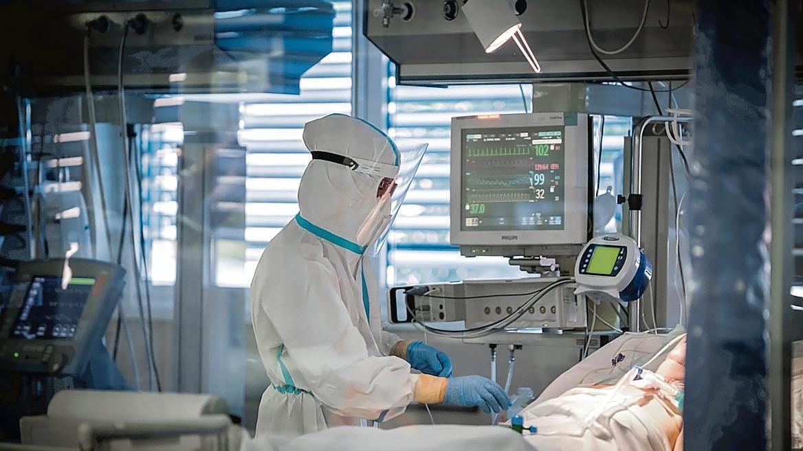 Un altro morto, 12 nuovi ricoveri e tamponi positivi al 27%: così il covid nel Ferrarese