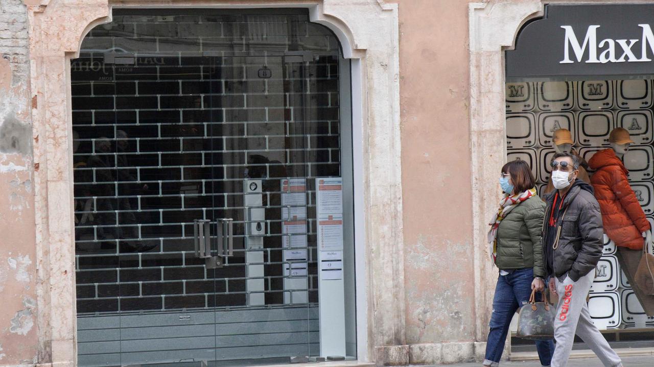 Un negozio chiuso durante la pandemia (Foto d'archivio)