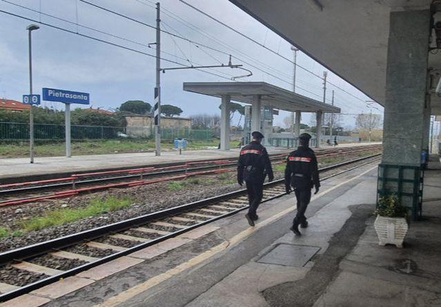 Bottigliata in testa per rapinarlo sul treno: tre denunce
