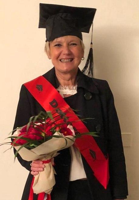 Passione, tenacia e una tesi su Dante: Cristina si laurea a 55 anni 