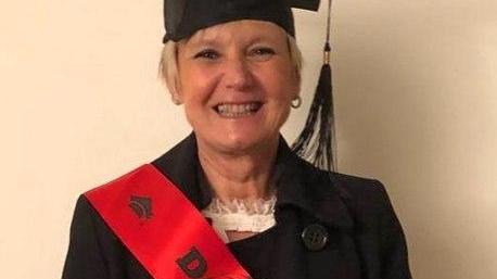Passione, tenacia e una tesi su Dante: Cristina si laurea a 55 anni
