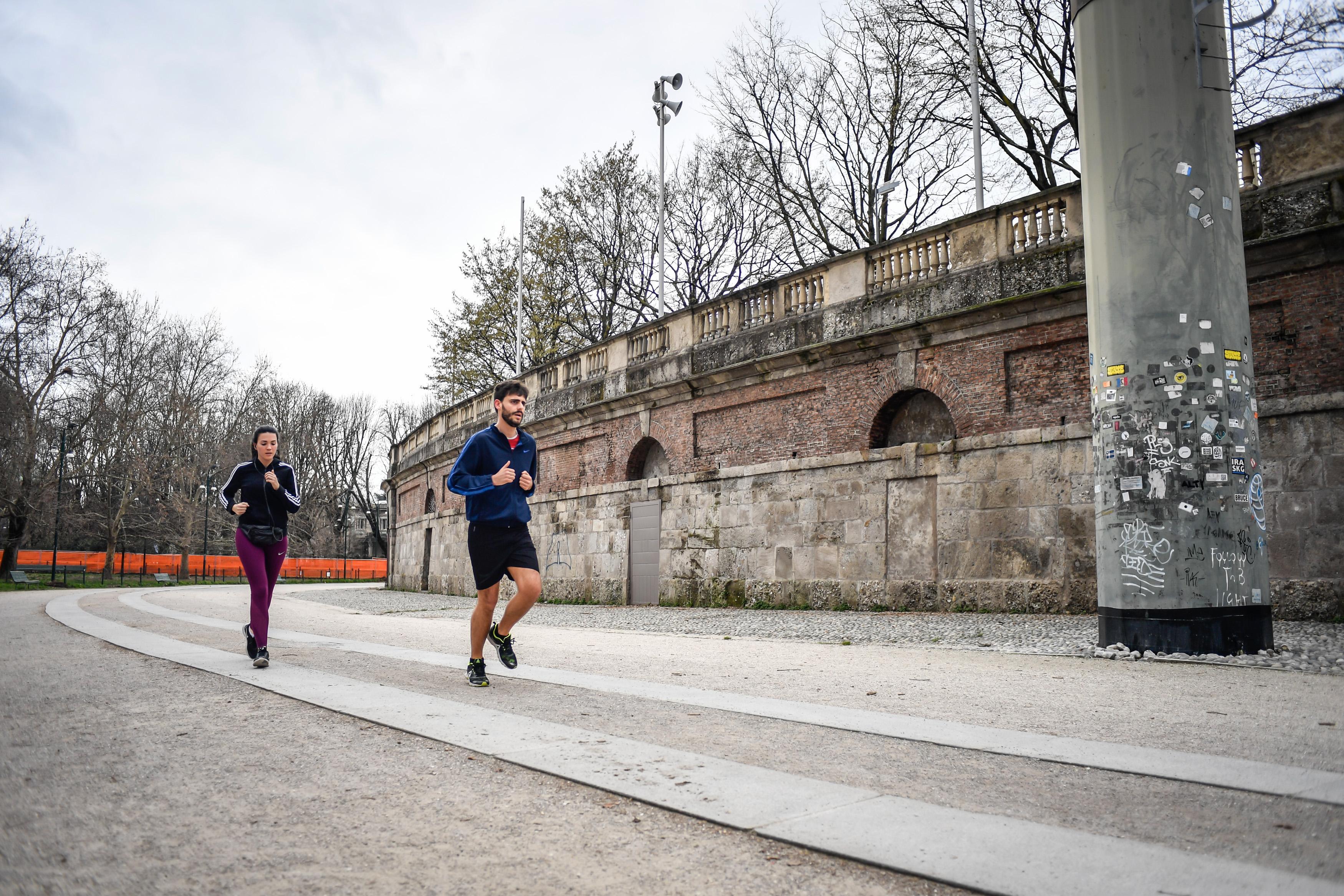Jogging all’aperto, una delle attività monitorate da dispositivi di rilevamento dello stato di salute