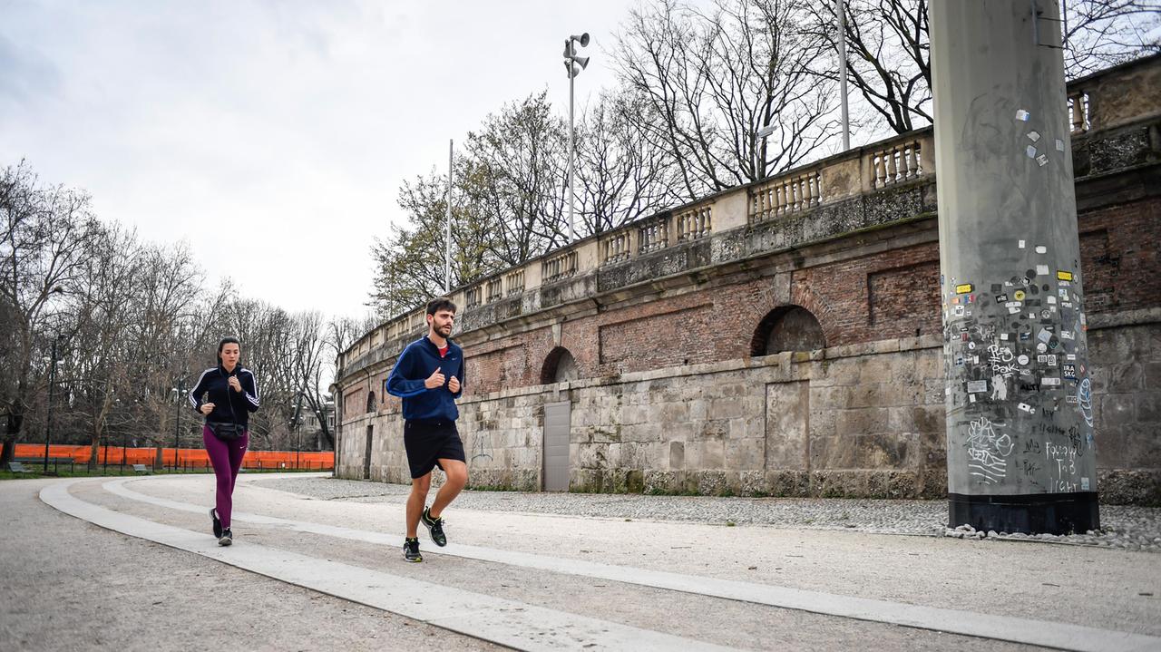Jogging all’aperto, una delle attività monitorate da dispositivi di rilevamento dello stato di salute