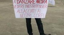 Carrara, flashmob davanti al teatro Animosi senza mascherine
