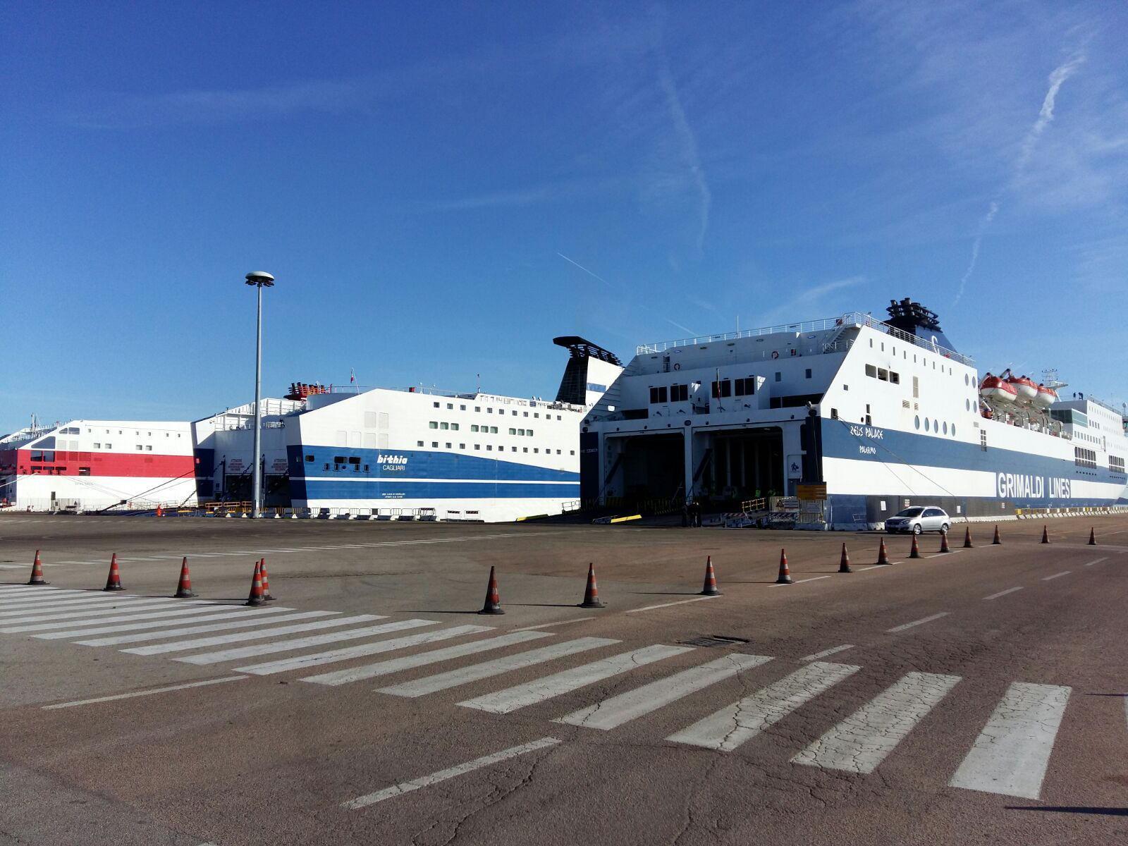 Una nave di Tirrenia e una di Grimaldi affiancate in porto