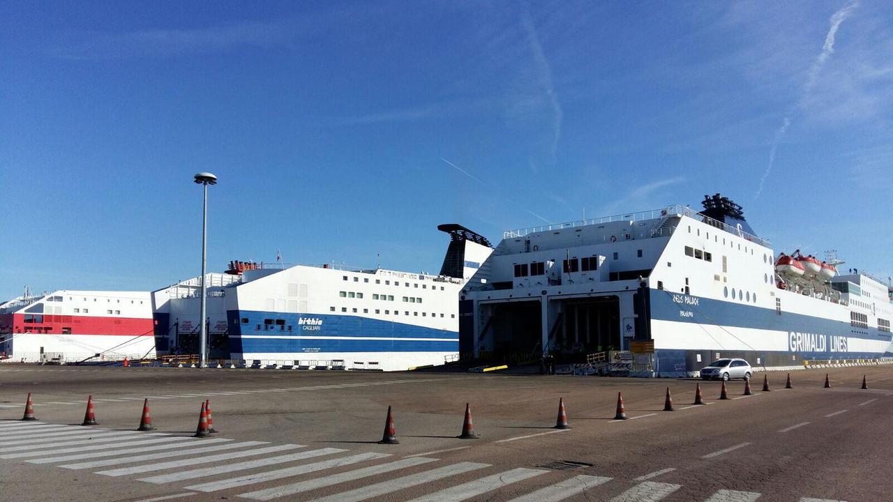 Una nave di Tirrenia e una di Grimaldi affiancate in porto