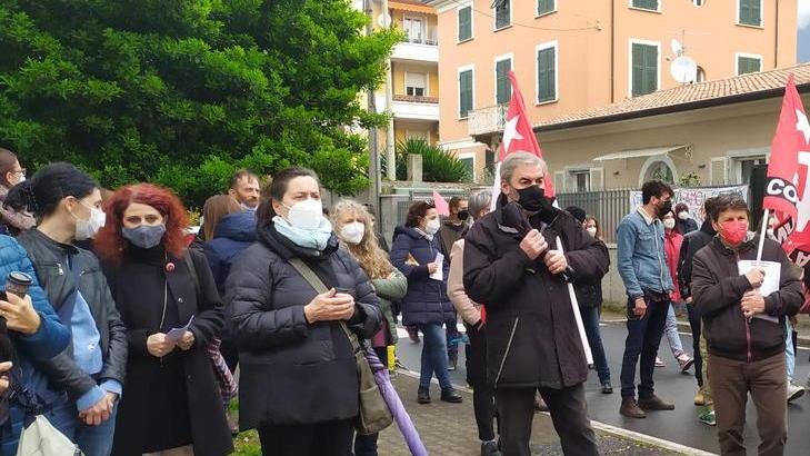 Massa, la protesta: «No a classi pollaio e tutte le lezioni in presenza»