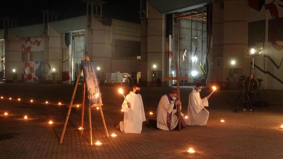 Ieri sera la Via Crucis a porte chiuse fra i carri