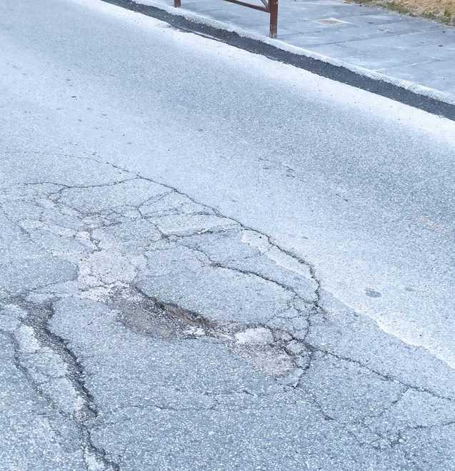 Quella strada piena di buche e troppo rumorosa 