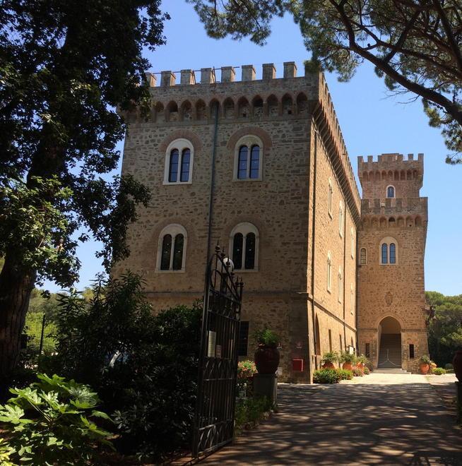 Castello Pasquini si illumina di giallo contro l’endometriosi