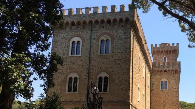 Castello Pasquini si illumina di giallo contro l’endometriosi