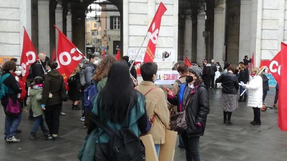 «Non basta il digitale» Prof e studenti in piazza