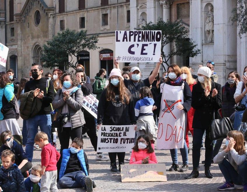 In trecento in piazza «contro il fallimento della didattica a distanza» 