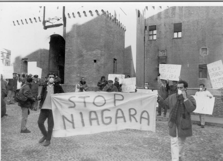 Municipio occupato e manifestazioni anti insediamento