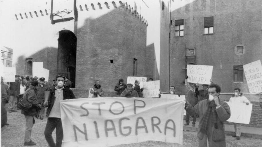 Municipio occupato e manifestazioni anti insediamento