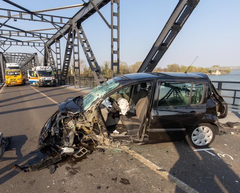 Frontale sul ponte del Po Paura, due feriti gravi e traffico in tilt per ore