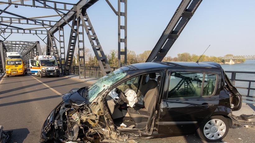 Frontale sul ponte del Po Paura, due feriti gravi e traffico in tilt per ore