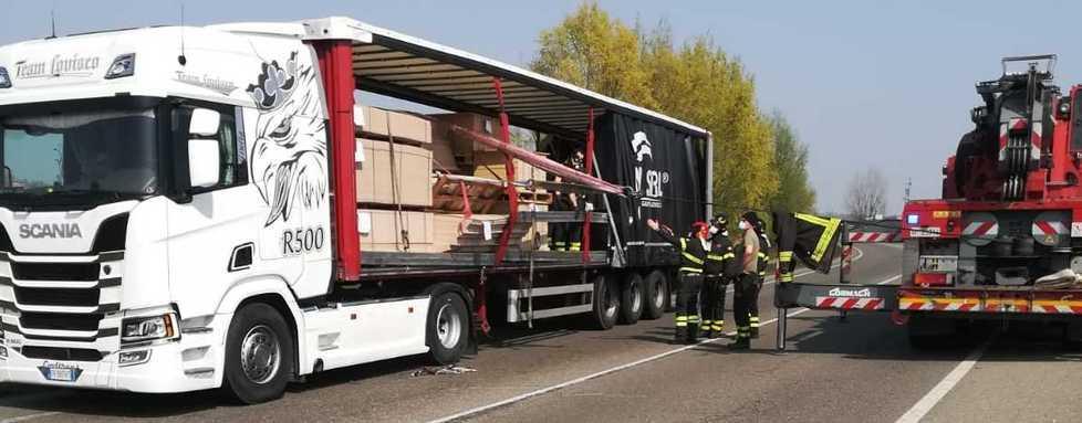 Camion perde il carico di cartoni strada chiusa