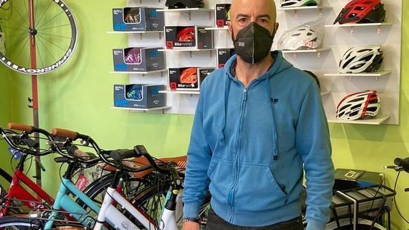 Massimo raccoglie il testimone «Bici e bottega, che passione»