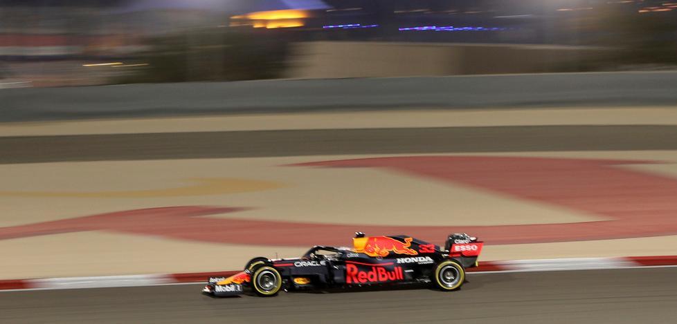 Sul circuito di Sakhir è subito duello tra Verstappen e Hamilton 