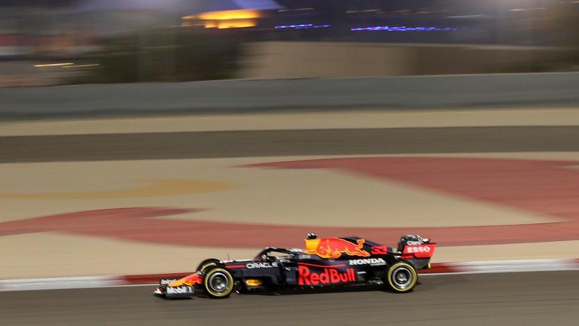 Sul circuito di Sakhir è subito duello tra Verstappen e Hamilton