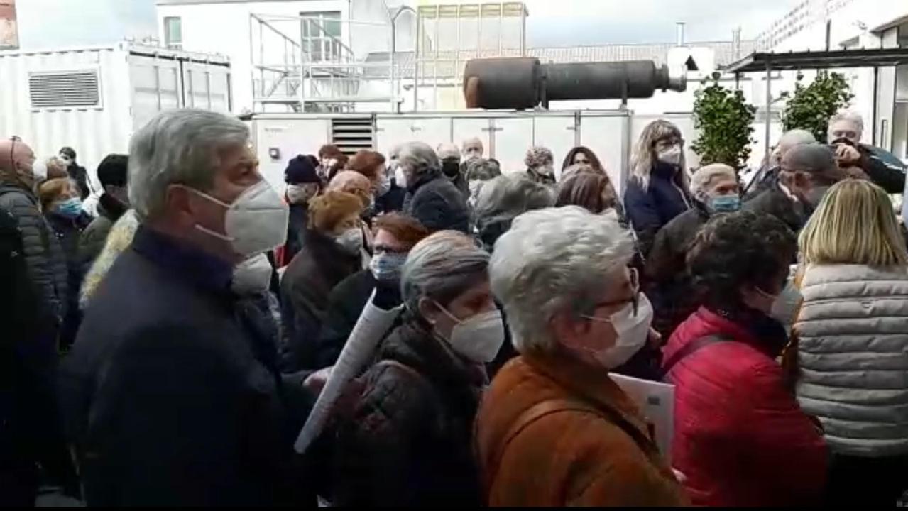 l caos di venerdì pomeriggio fuori dal centro Pegaso nel fotogramma di un video scattato dall’accompagnatore di un anziano