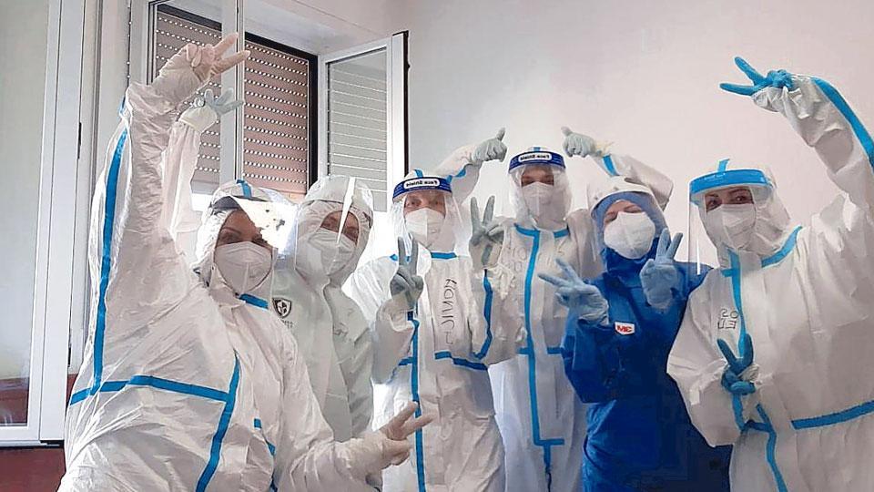 Patrizia Laganà, in alto al lavoro con le colleghe