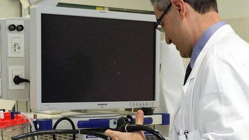 Ferrara, l’odissea di un pensionato per una gastroscopia: «Liste chiuse tramite Cup. A pagamento in tre giorni»