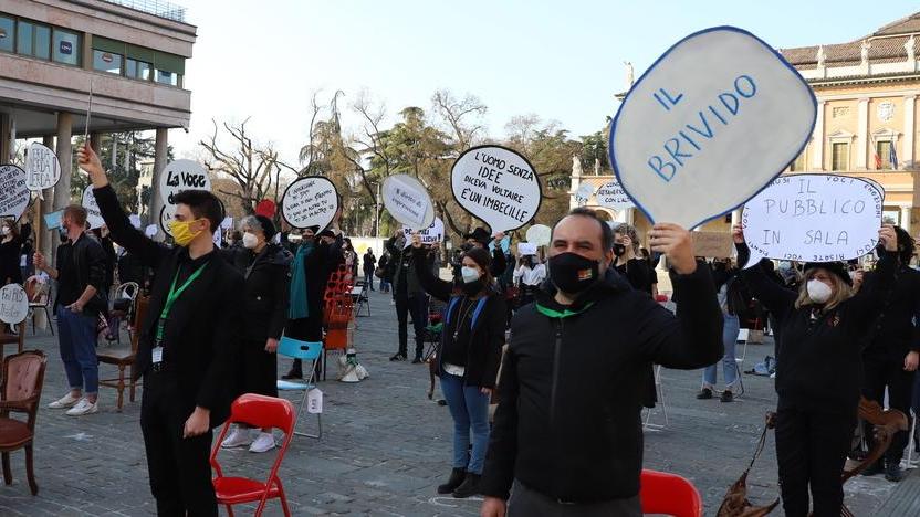 Reggio Emilia, l’urlo del mondo del teatro: «Smettete di ignorarci, solo la cultura ci salverà»
