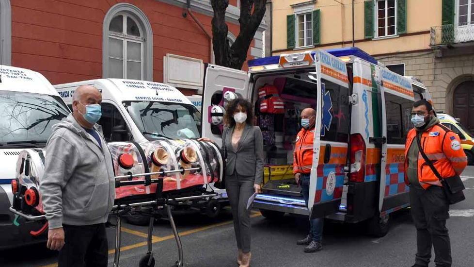 Carrara, alla Pubblica Assistenza una nuova barella tecnologica