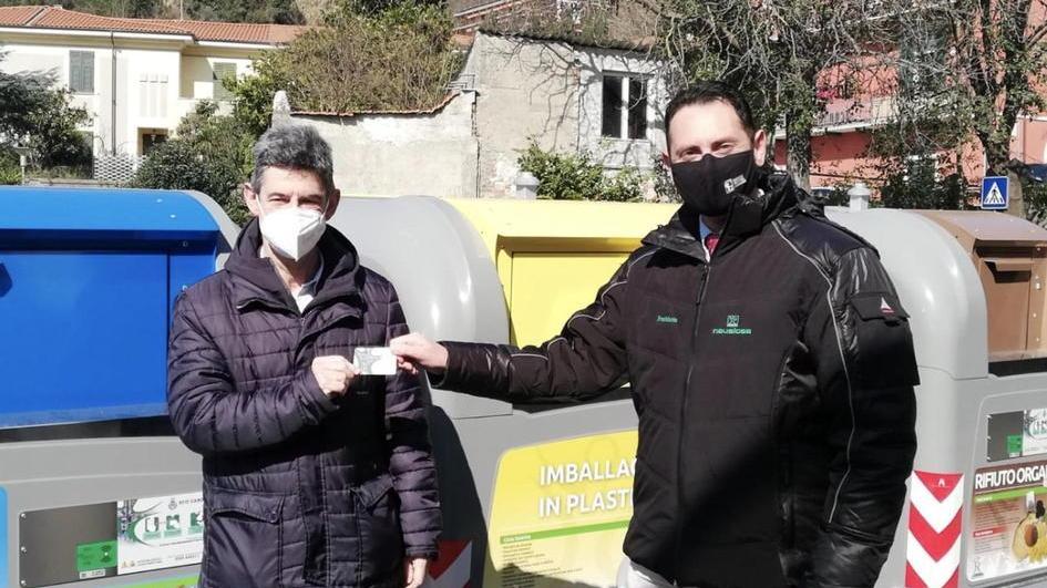 Caos rifiuti in centro I “vigilini” già da ieri aiutano i cittadini