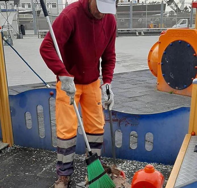 Marina di Carrara, giochini sporchi, li pulisce “Duracell” 