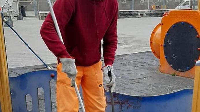 Marina di Carrara, giochini sporchi, li pulisce “Duracell”