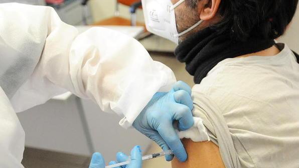 Vaccini, i medici vanno a domicilio: in arrivo le dosi per accelerare