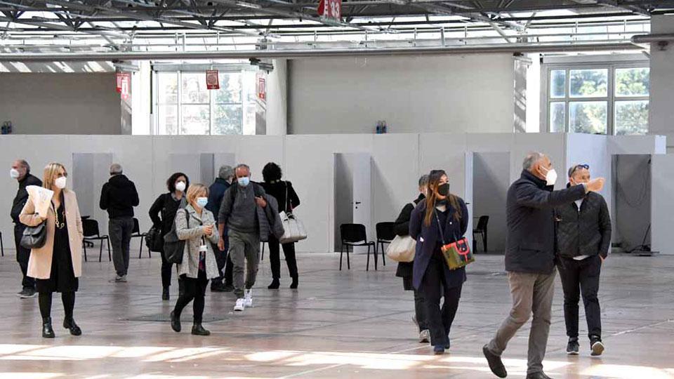 Vaccini: maxi hub a Carrara, la partenza è col freno a mano 