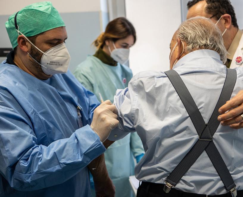 I dipendenti comunali scendono in campo per aiutare gli anziani a prenotare i vaccini 